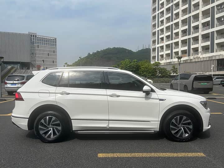 Фото 4 - Volkswagen Tiguan L Hybrid