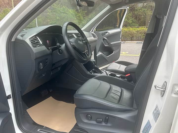 Фото 6 - Volkswagen Tiguan L Hybrid