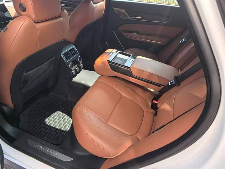 Фото 8 - Jaguar XF L