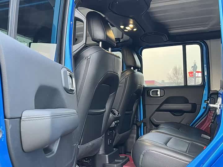 Фото 8 - Jeep Wrangler