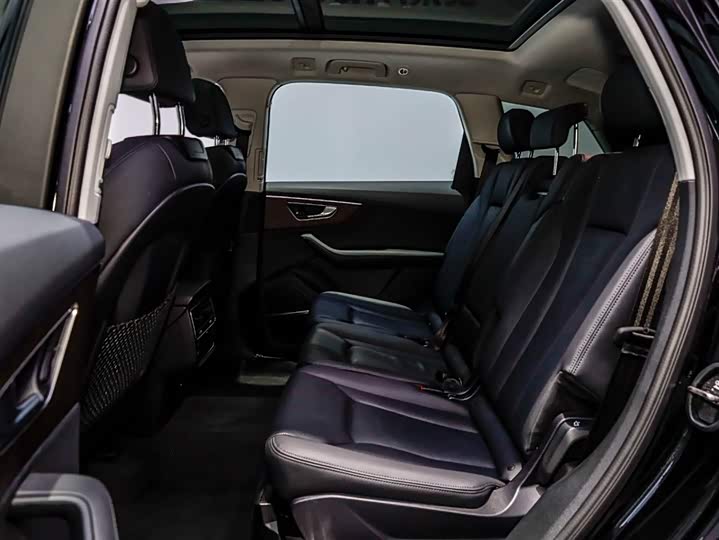 Фото 9 - Audi Q7