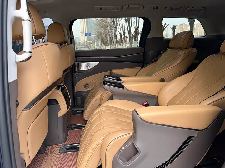 Фото 5 - Denza D9