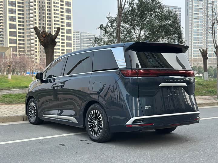 Фото 7 - Denza D9