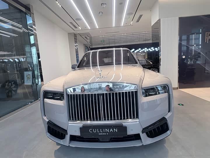 Фото 2 - Rolls-Royce Cullinan