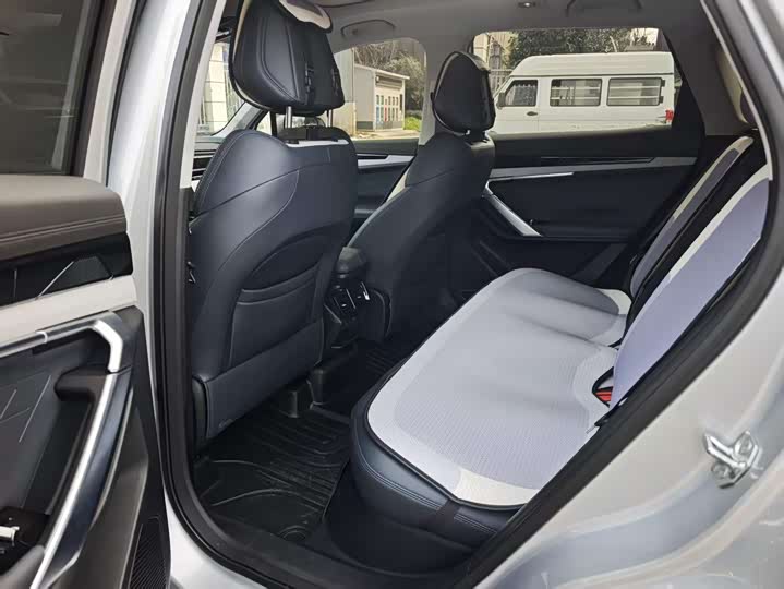 Photo 5 - Geely Atlas L