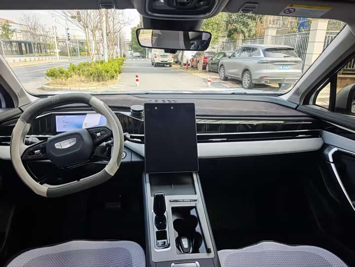 Photo 6 - Geely Atlas L