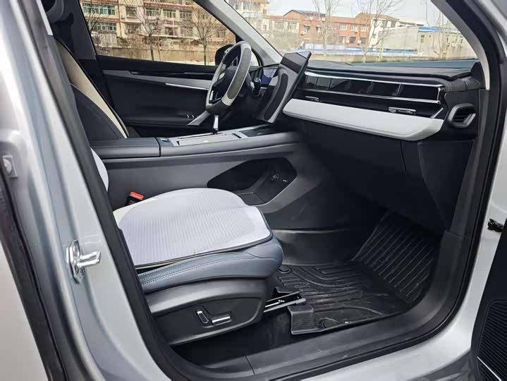 Photo 7 - Geely Atlas L