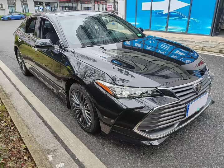Photo 3 - Toyota Avalon