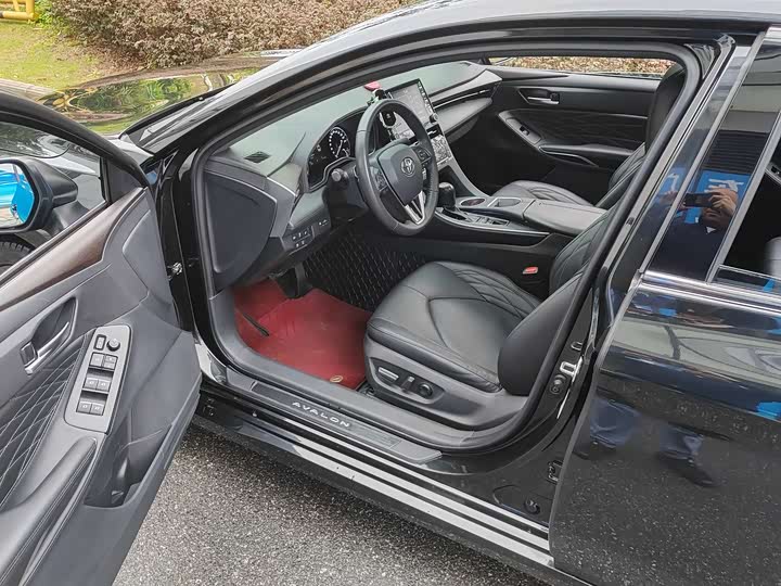 Photo 8 - Toyota Avalon