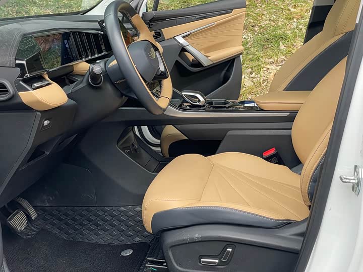 Фото 6 - Geely Atlas L