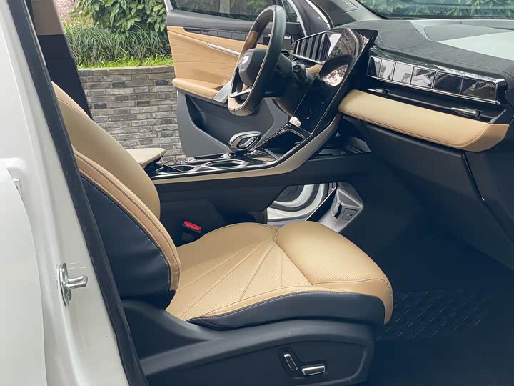 Фото 8 - Geely Atlas L