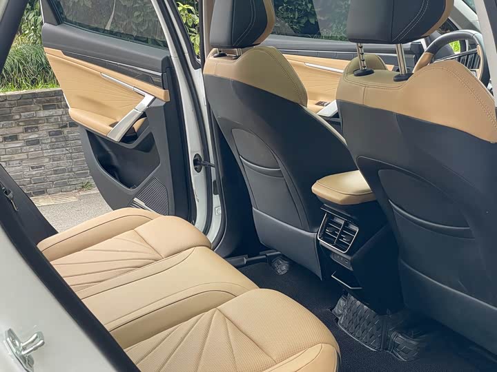 Фото 9 - Geely Atlas L