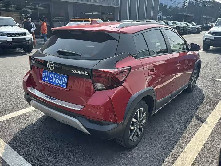 Фото 2 - Toyota Yaris L Hatchback