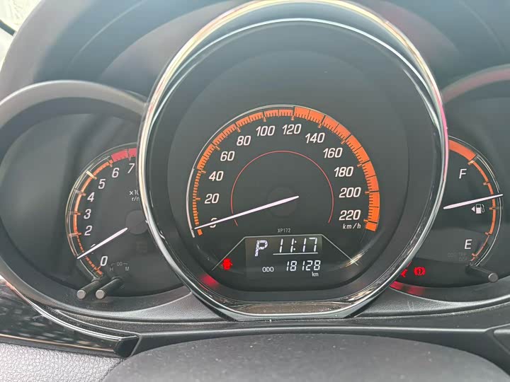 Фото 3 - Toyota Yaris L Hatchback