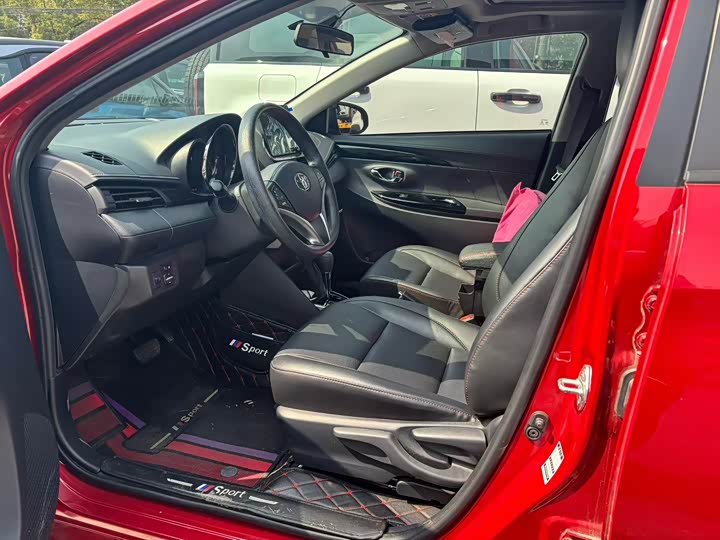 Фото 4 - Toyota Yaris L Hatchback