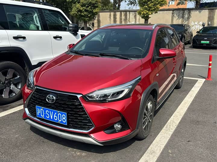 Фото 9 - Toyota Yaris L Hatchback