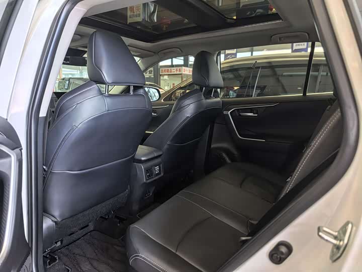 Фото 9 - Toyota Wildlander