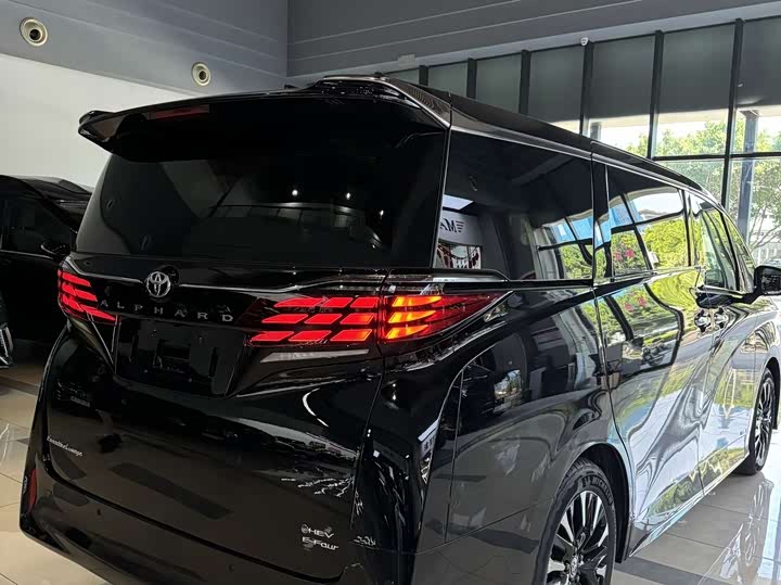 Фото 5 - Toyota Alphard