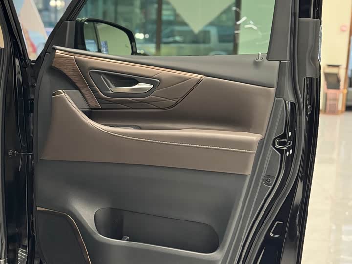 Фото 7 - Toyota Vellfire