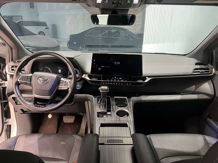 Фото 7 - Toyota Sienna