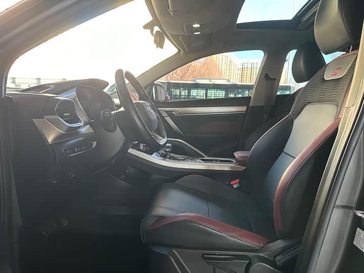 Фото 4 - Geely Coolray