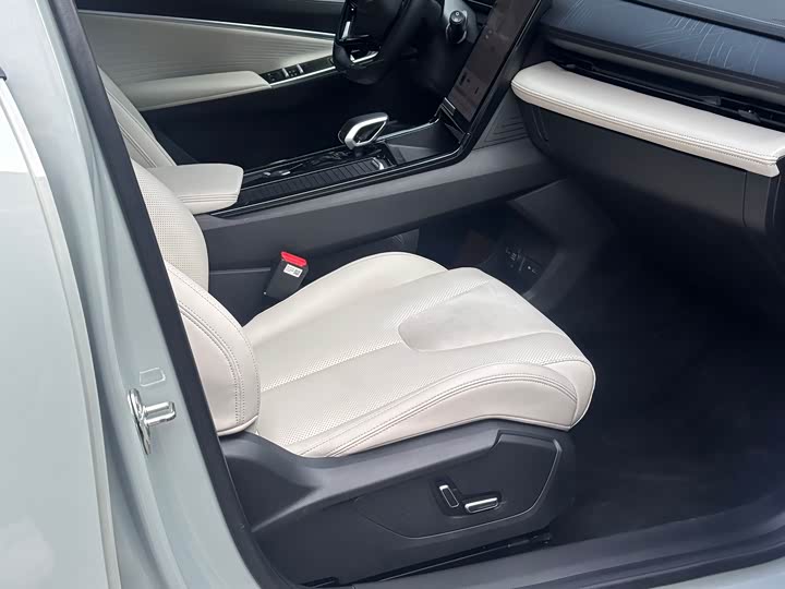 Photo 7 - Geely Atlas