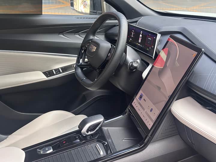 Photo 8 - Geely Atlas