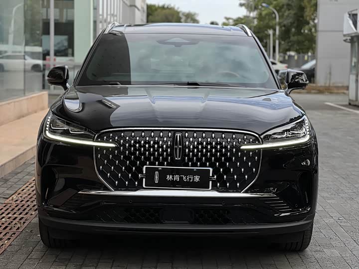 Photo 2 - Lincoln Aviator