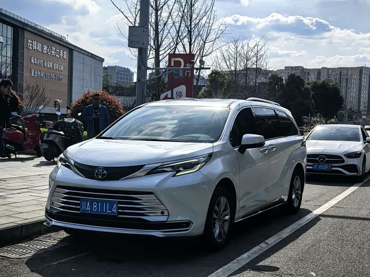 Photo 1 - Toyota Sienna