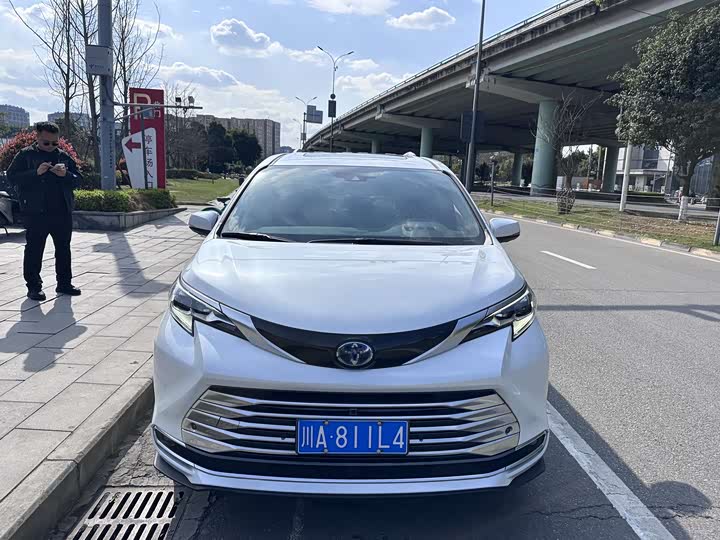 Photo 2 - Toyota Sienna