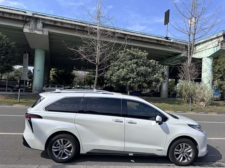 Photo 3 - Toyota Sienna