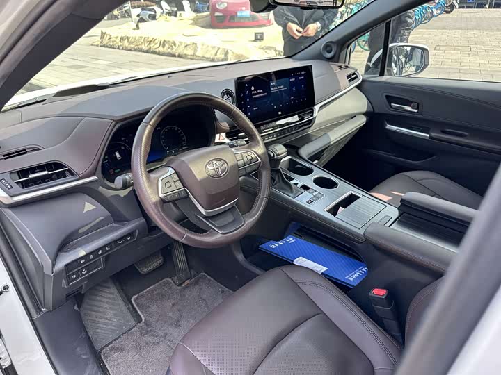 Photo 4 - Toyota Sienna