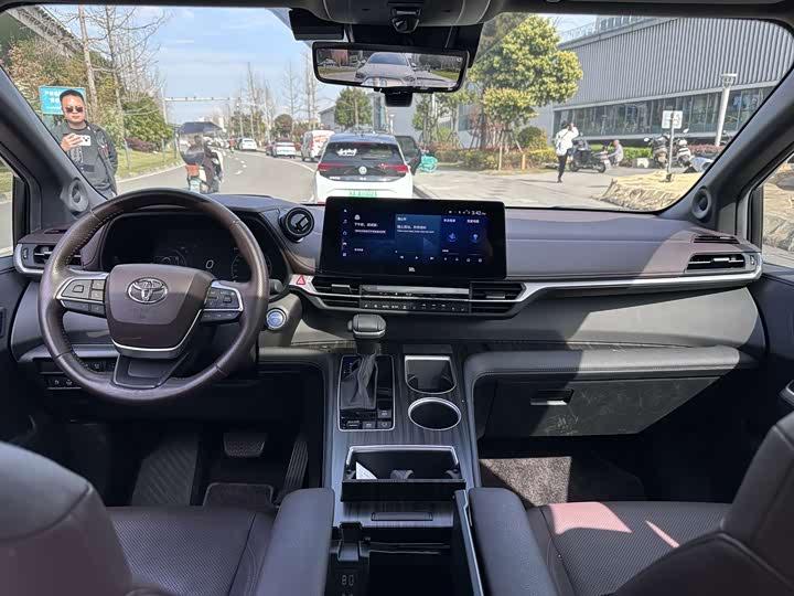 Photo 5 - Toyota Sienna