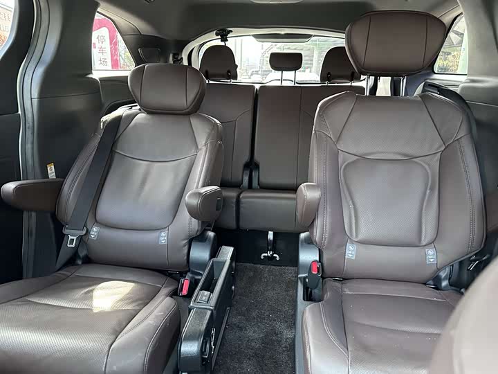 Photo 7 - Toyota Sienna