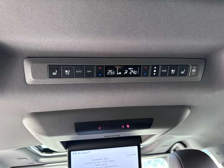 Photo 8 - Toyota Sienna