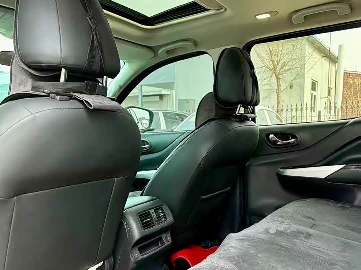 Photo 9 - Nissan Terra