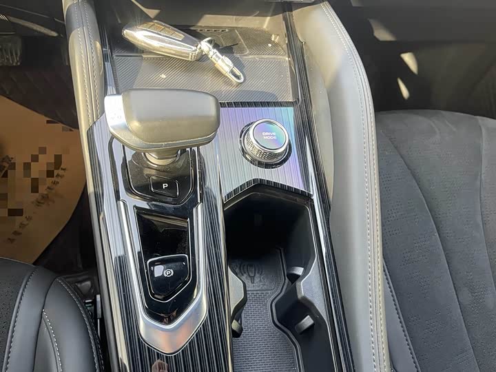 Фото 8 - Geely Monjaro