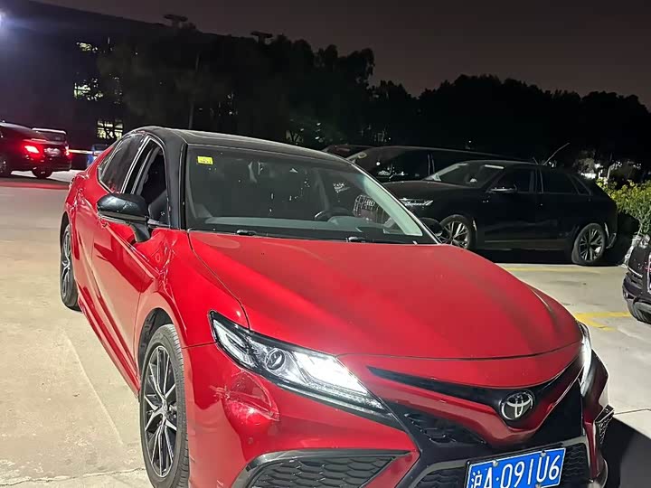 Фото 2 - Toyota Camry