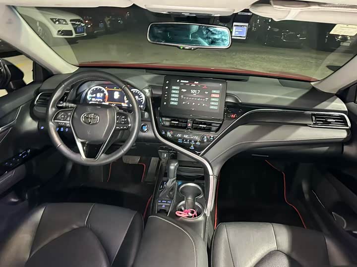 Фото 6 - Toyota Camry