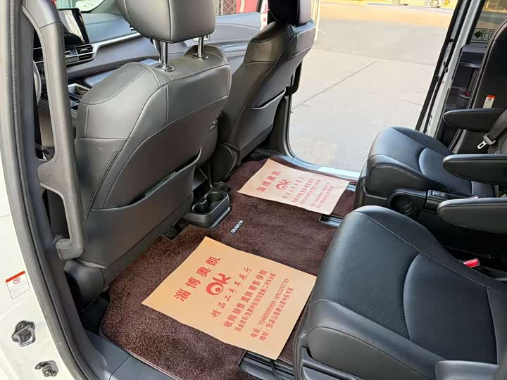 Фото 4 - Toyota Granvia