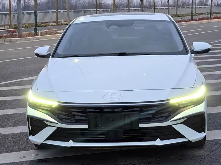 Photo 2 - Hyundai Elantra N line