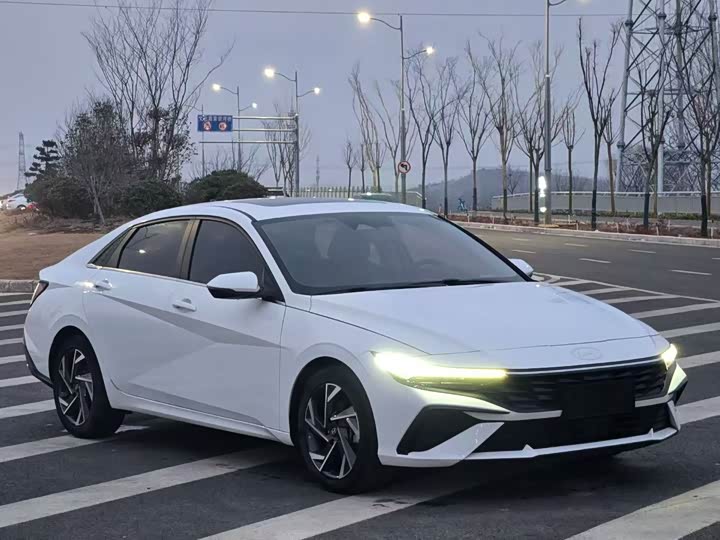 Photo 3 - Hyundai Elantra N line