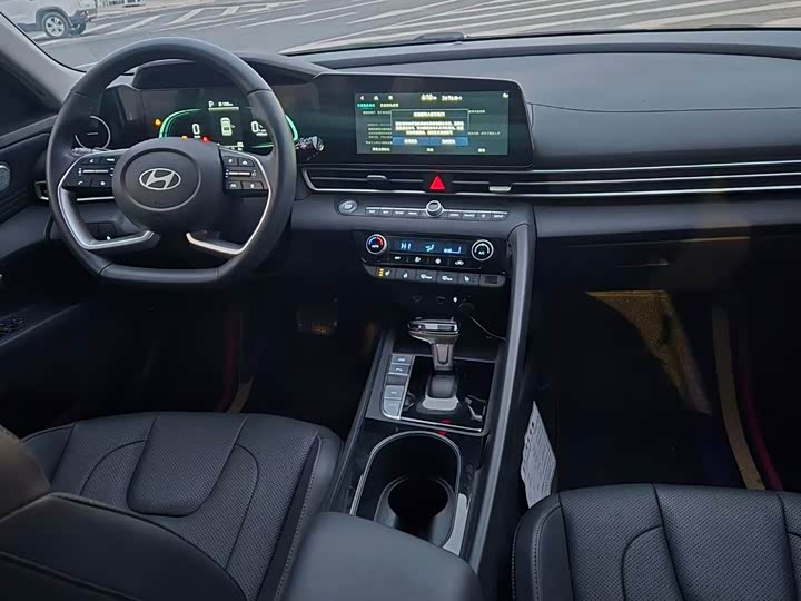 Photo 4 - Hyundai Elantra N line