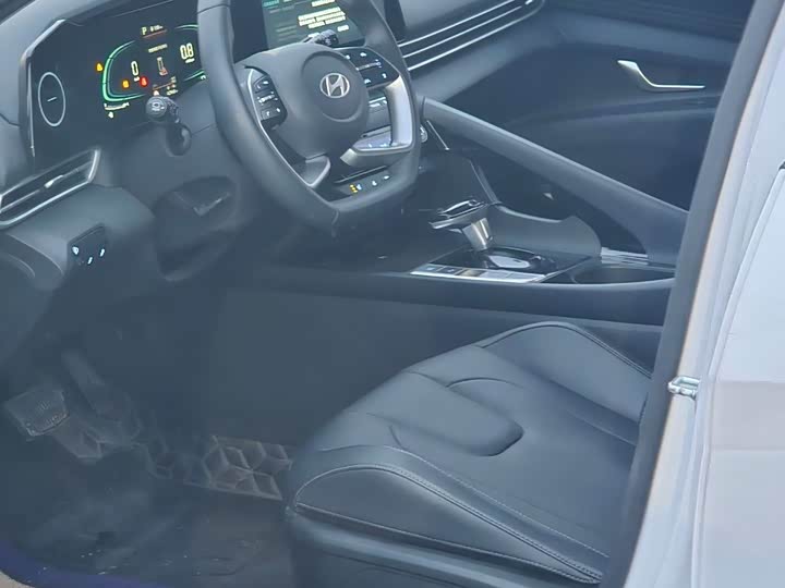 Photo 5 - Hyundai Elantra N line