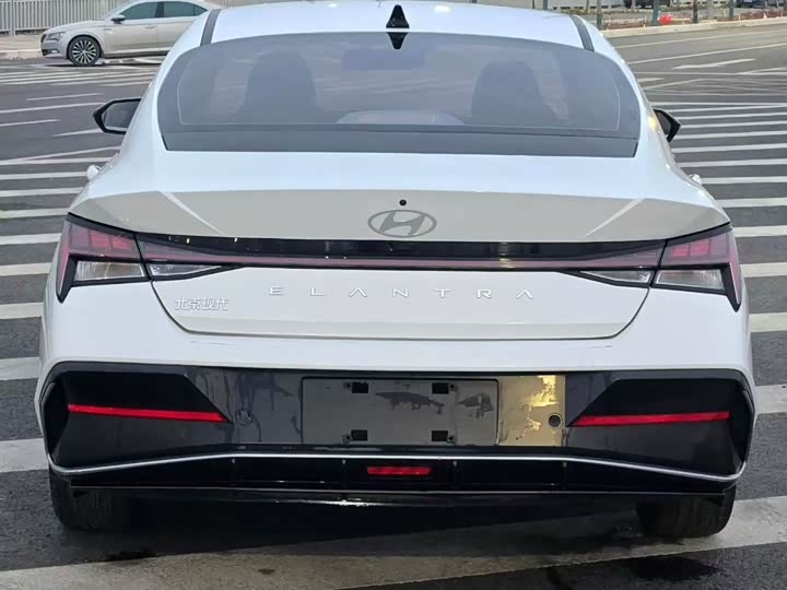 Photo 7 - Hyundai Elantra N line