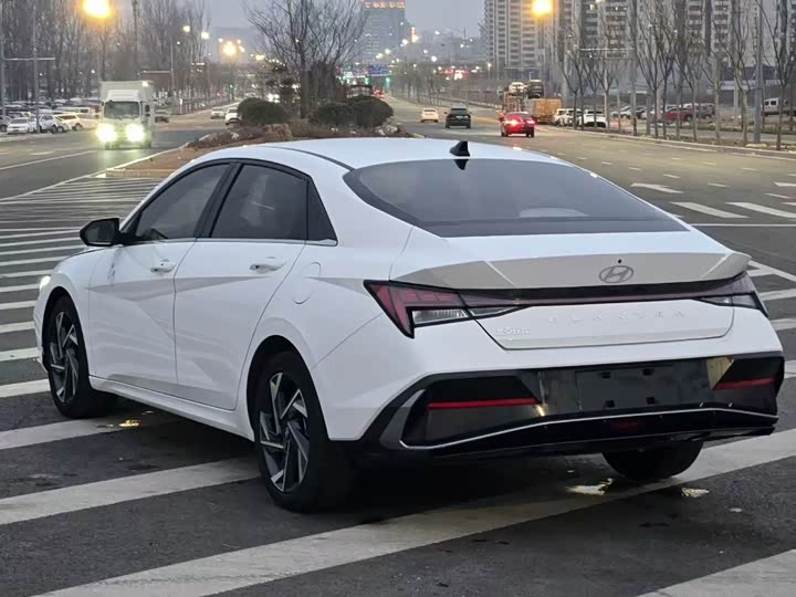 Photo 8 - Hyundai Elantra N line