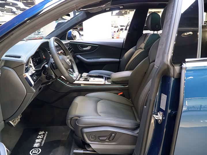 Фото 4 - Audi Q8