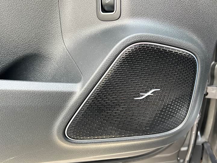 Фото 8 - Mercedes-Benz GLB-Class AMG