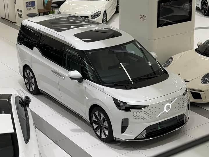 Фото 1 - Volvo EM90