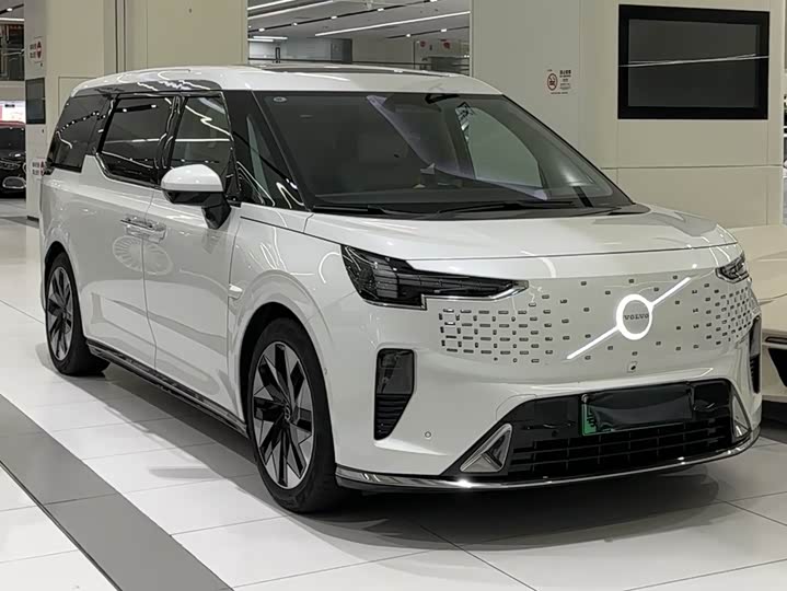 Фото 4 - Volvo EM90